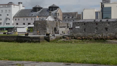 Irland-Galway-Stadt-Mit-Stadtmauern
