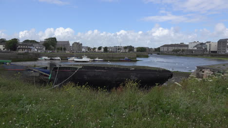 Irland-Galway-Stadtboot-Am-Ufer-Der-Bucht