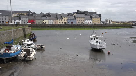 Irland-Galway-Stadtboote-Bei-Ebbe