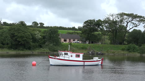 Irland-Ramelton-County-Donegal-Ein-Weißes-Boot-Mit-Roten-Zierleisten