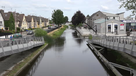 Irlanda-Tullamore-Rampas-A-Un-Puente-Del-Canal
