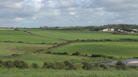 Nordirland-Blick-über-Felder-Pan