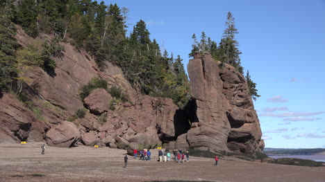 Canadá-Un-Grupo-Turístico-Se-Reúne-En-Hopewell-Rocks