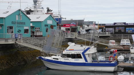 Islandia-Reykjavik-Boat-Harbour-Con-Barco-De-Motor-Azul-Y-Blanco