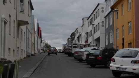 Islandia-Reykjavik-Casas-A-Lo-Largo-De-Una-Calle-Con-Autos-Estacionados