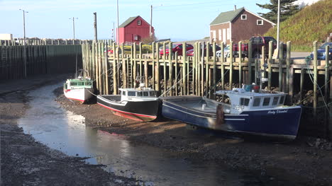 Canada-Bay-Of-Fundy-Boats-Docked-In-Halls-Harbour-Low-Tide