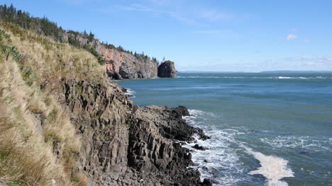 Canada-Bay-Of-Fundy-Grass-And-Rocks-On-Shore