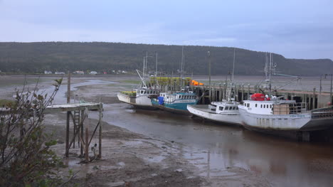 Kanada-Nova-Scotia-New-Yarmouth-Ebbe-Boote-Entlang-Dock-Mit-Gezeitenstrom?