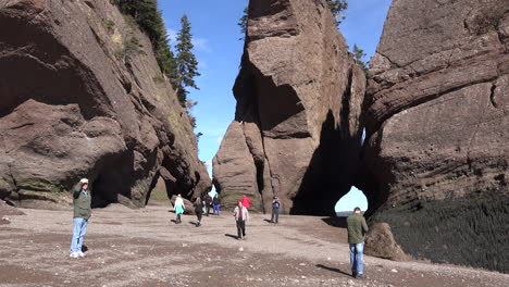 Kanada-Touristen,-Die-Abenteuer-Bei-Hopewell-Rocks-Erleben