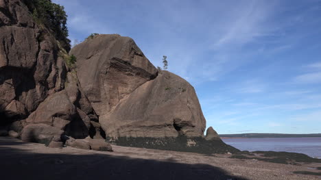 Kanada-Aussicht-Auf-Abgerundete-Felsen-Bei-Hopewell-Rocks-Rock