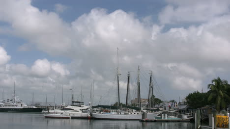 Florida-Key-West-Hafen-Mit-Sich-Bewegenden-Wolken