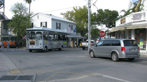 Florida-Key-West-Kreuzung-Mit-Trolley
