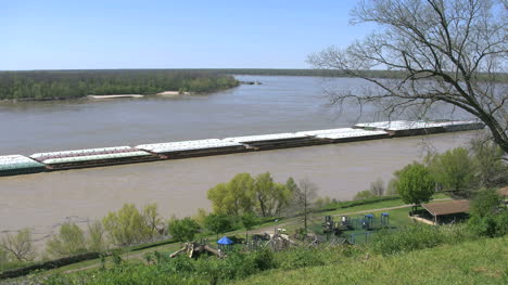 Mississippi-Vicksburg-Barge-Good-View-Time-Lapse