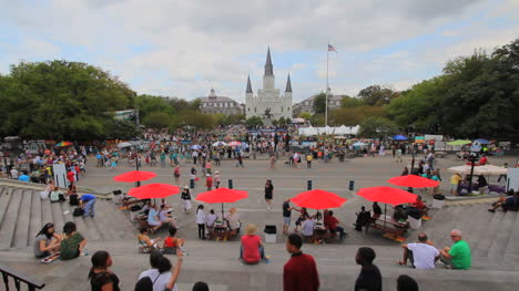 New-Orleans-Jackson-Square-Touristen,-Die-Stufen-Hinuntergehen