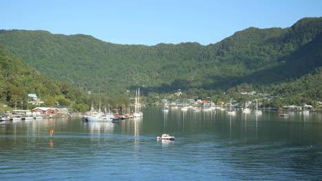 Amerikanisch-Samoa-Pago-Pago-Hafen-Mit-Kleinem-Boot