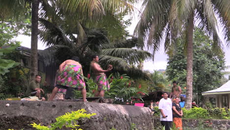 Künstler-Aus-Amerikanisch-Samoa-Demonstrieren-Kokosnussöffnung