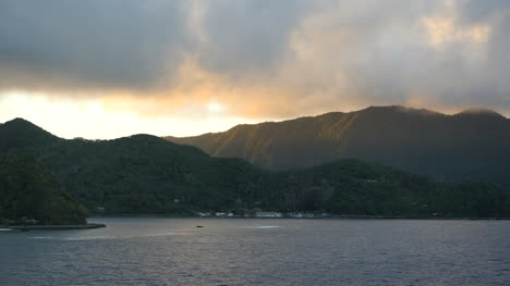 Amerikanisch-samoa-Rosa-Glühen-Unter-Wolken