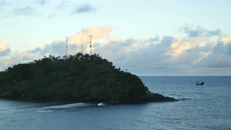 Amerikanisch-Samoa-Telekommunikation-Auf-Landzunge-Mit-Boot-With