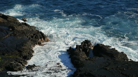 Oahu-Felsen-Und-Wellen-Mit-Lebendigen-Farben