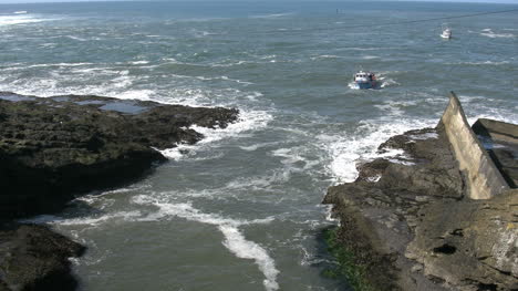 Oregon-Boat-Entra-En-El-Puerto-En-La-Bahía-De-Depósito
