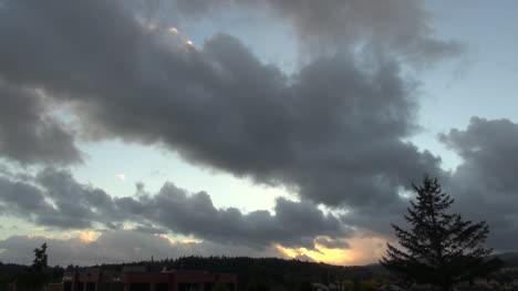 Oregon-Wolken-Bewegen-Sich-Schnell-Nach-Sonnenuntergangs-Zeitraffer