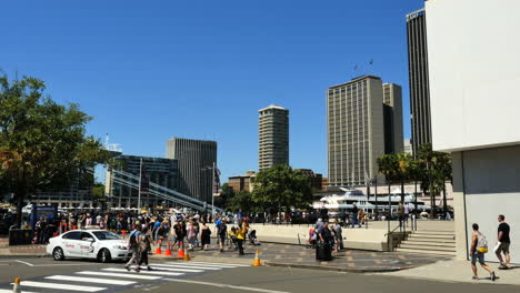 Australia-Sydney-People-Crossing-Street