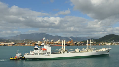 Neukaledonien-Noumea-Lagune-Mit-Arbeitsschiff-Pfanne