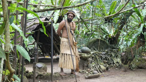 Hombre-Vanuatu-Hablando-De-La-Cultura-Tradicional
