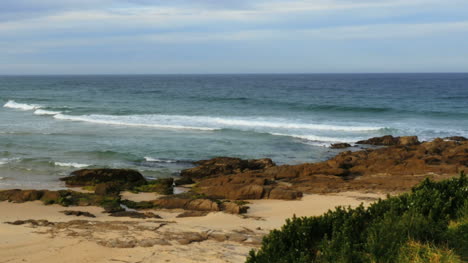 Australia-Playa-Y-Rocas-Con-Surf-En-Kianga-Pan