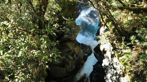 Corriente-De-Agua-De-Nueva-Zelanda-Fiordland-En-Garganta