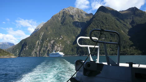 Neuseeland-Milford-Sound-Kreuzfahrtschiff-Vom-Boot-Aus