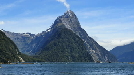 New-Zealand-Milford-Sound-Dramatic-View-Mitre-Peak