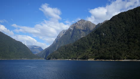 New-Zealand-Milford-Sound-Entry-Into