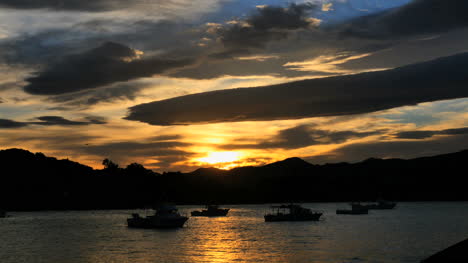 Neuseeland-Moeraki-Boote-Bei-Sonnenuntergang-Unter-Wellenwolke