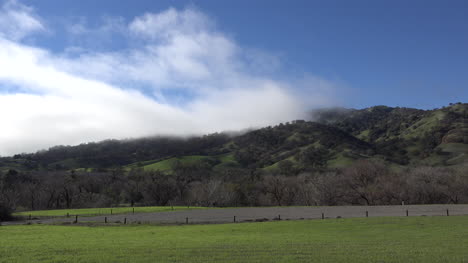 Kalifornien-Hügel-Im-Winter-Mit-Wolken