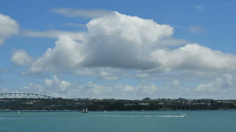 Neuseeland-Auckland-Bay-Unter-Wolken