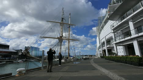 Neuseeland-Auckland-Touristen-Und-Segelschiff