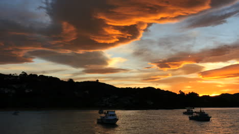 Neuseeland-Moeraki-Sonnenuntergang-Orange-Wolken-Pan