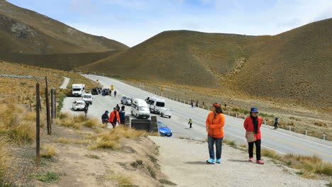 New-Zealand-Pass-With-Tourists-In-Red-Coats