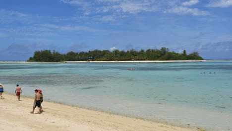 Rarotonga-Lagoon-Muri-Beach-With-Tourists