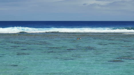 Rarotonga-Schwimmer-Und-Wellen-Am-Riff