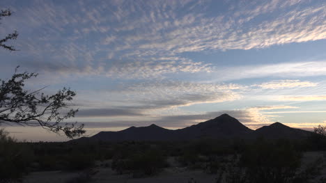 Arizona-Berge-Und-Wolken-Im-Abendschwenk-Und-Zoom