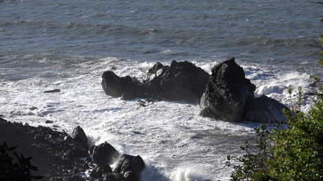 Kalifornische-Hintergrundbeleuchtete-Wellen-Treffen-Felsen-Am-Patricks-Point