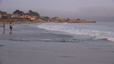 Kalifornien-Santa-Cruz-Strand-Mit-Wellen