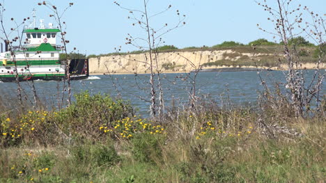 Texas-Port-Aransas-Arbeitsboot-Im-Kanal