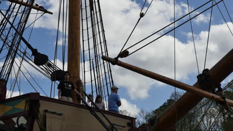 Virginia-Jamestown-Schiff-Und-Touristen
