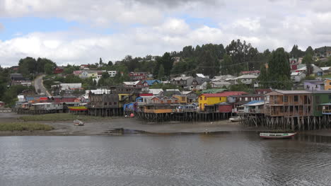 Chile-Chiloe-Palafitos-Blick-Auf-Die-Bucht-Schwenk-Und-Zoom