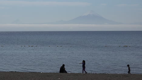 Chile-Zoomt-Aus-Der-Sicht-Mit-Vulkan-Zu-Menschen-Am-Strand