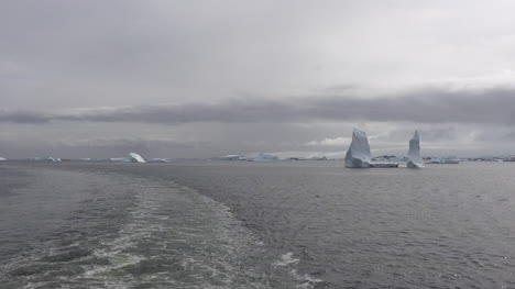Antarctica-Wake-In-Palmer-Archipelago
