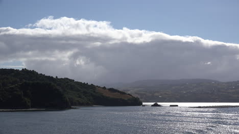 Chile-Estero-De-Castro-Wolke-Und-Sonne-Auf-Dem-Wasser